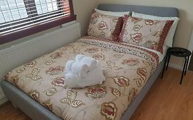 London Luxury 6 Bedroom Family House Sleeps 12 People Parking For 4 Cars Close To Tube.