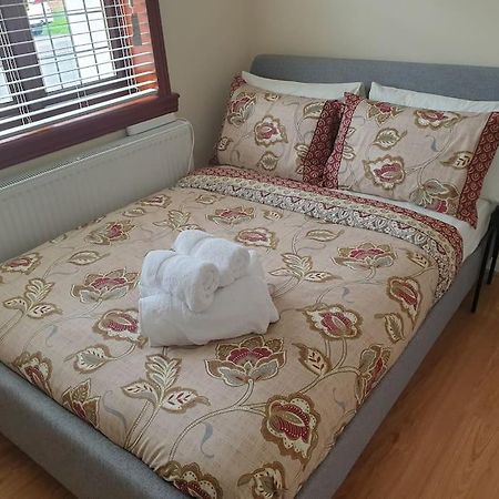 London Luxury 6 Bedroom Family House Sleeps 12 People Parking For 4 Cars Close To Tube. Chigwell Exterior photo