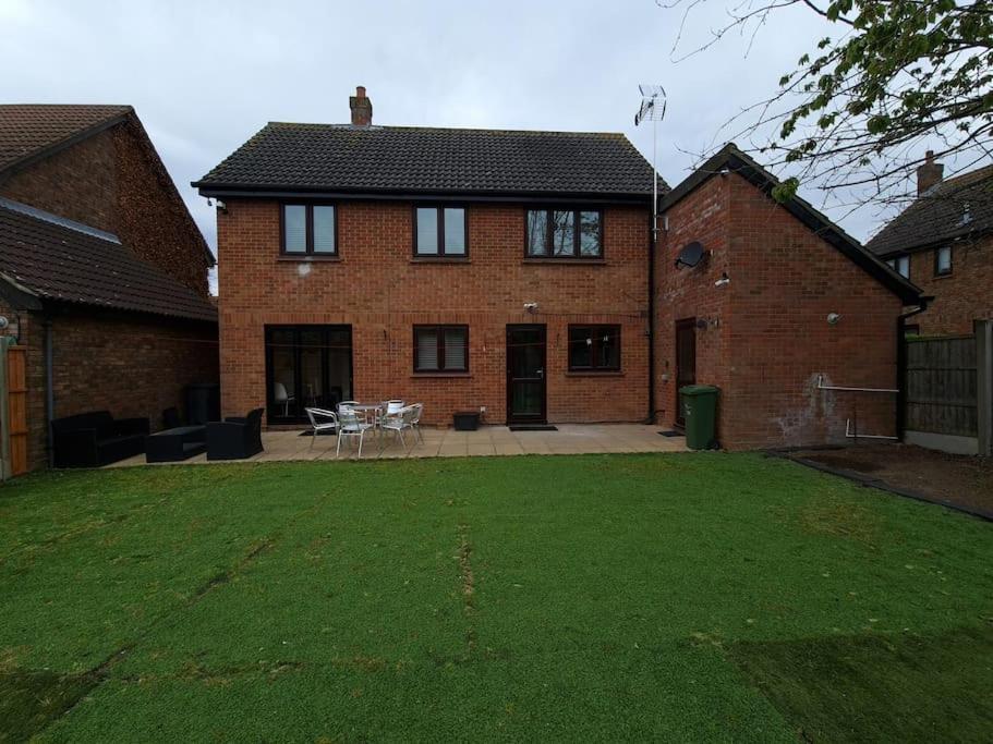 London Luxury 6 Bedroom Family House Sleeps 12 People Parking For 4 Cars Close To Tube. Chigwell Exterior photo