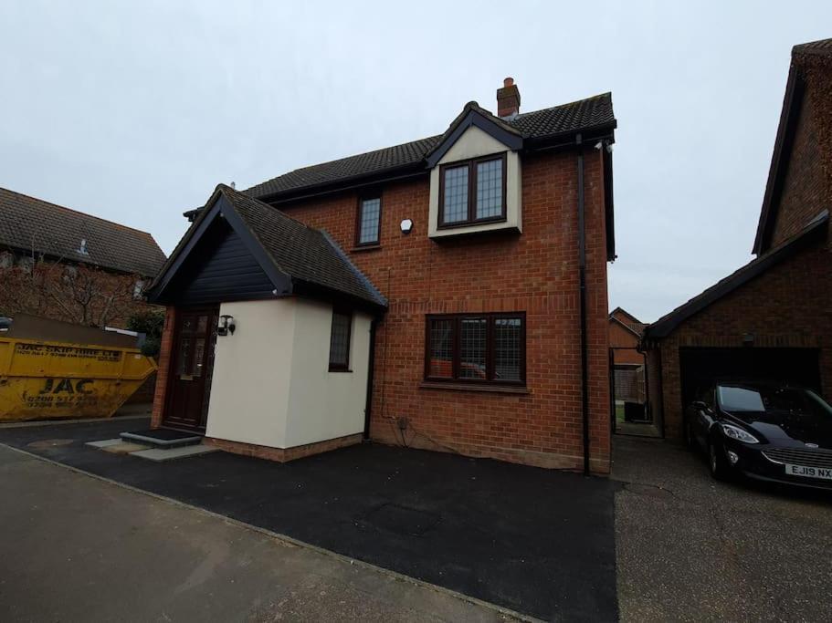 London Luxury 6 Bedroom Family House Sleeps 12 People Parking For 4 Cars Close To Tube. Chigwell Exterior photo
