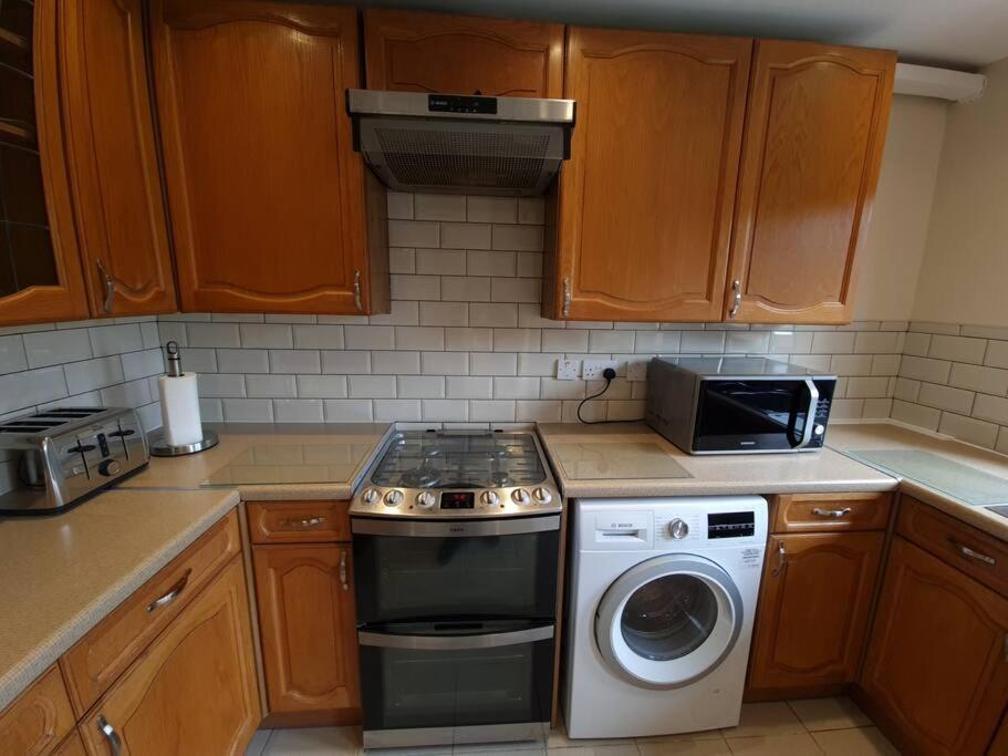 London Luxury 6 Bedroom Family House Sleeps 12 People Parking For 4 Cars Close To Tube. Chigwell Exterior photo