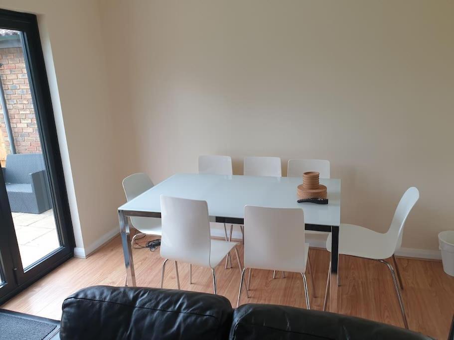 London Luxury 6 Bedroom Family House Sleeps 12 People Parking For 4 Cars Close To Tube. Chigwell Exterior photo