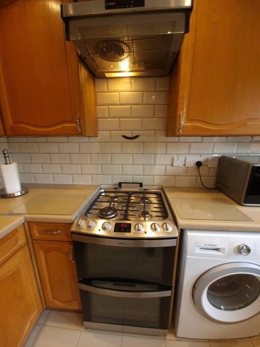 London Luxury 6 Bedroom Family House Sleeps 12 People Parking For 4 Cars Close To Tube. Chigwell Exterior photo