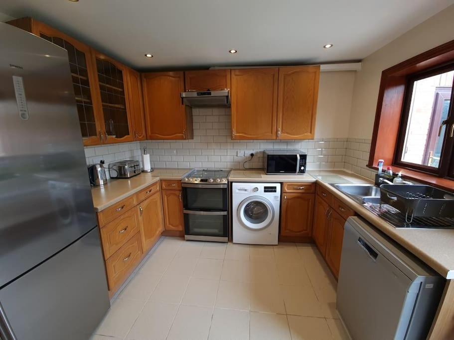 London Luxury 6 Bedroom Family House Sleeps 12 People Parking For 4 Cars Close To Tube. Chigwell Exterior photo