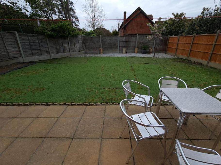 London Luxury 6 Bedroom Family House Sleeps 12 People Parking For 4 Cars Close To Tube. Chigwell Exterior photo