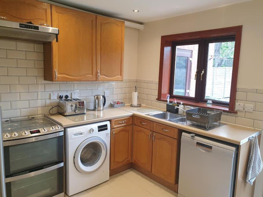 London Luxury 6 Bedroom Family House Sleeps 12 People Parking For 4 Cars Close To Tube. Chigwell Exterior photo
