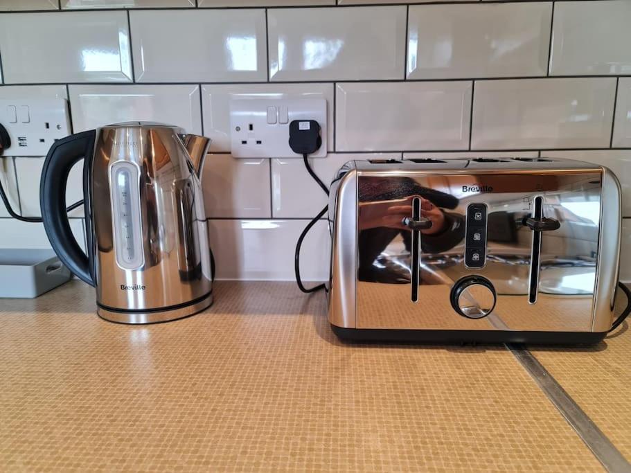 London Luxury 6 Bedroom Family House Sleeps 12 People Parking For 4 Cars Close To Tube. Chigwell Exterior photo
