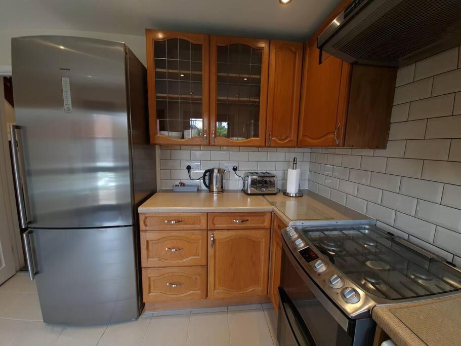 London Luxury 6 Bedroom Family House Sleeps 12 People Parking For 4 Cars Close To Tube. Chigwell Exterior photo