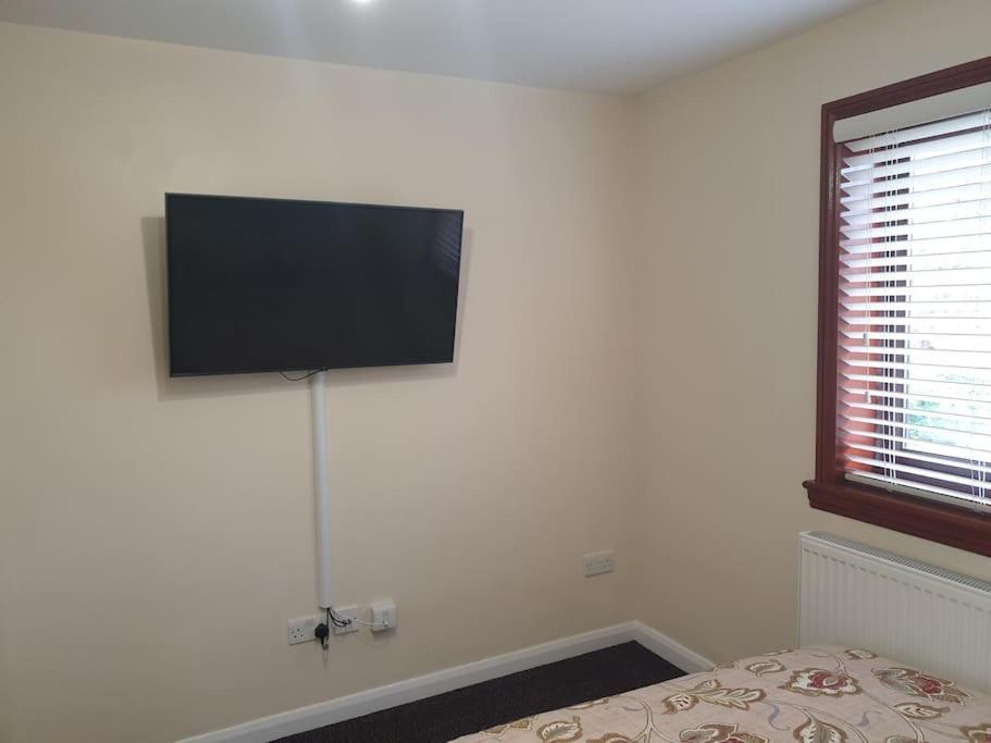 London Luxury 6 Bedroom Family House Sleeps 12 People Parking For 4 Cars Close To Tube. Chigwell Exterior photo