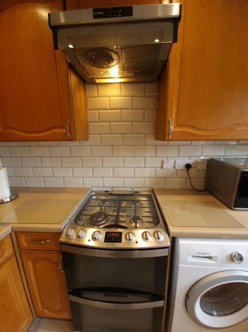 London Luxury 6 Bedroom Family House Sleeps 12 People Parking For 4 Cars Close To Tube. Chigwell Exterior photo
