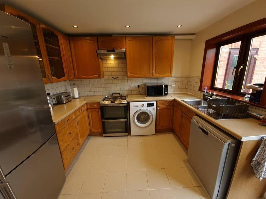 London Luxury 6 Bedroom Family House Sleeps 12 People Parking For 4 Cars Close To Tube. Chigwell Exterior photo