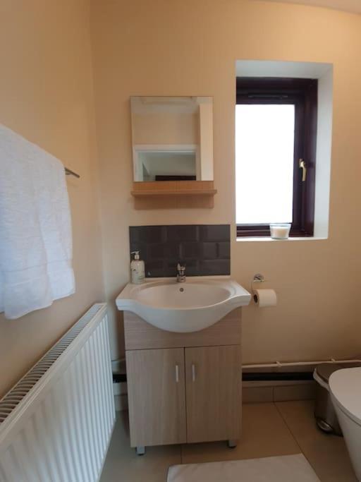 London Luxury 6 Bedroom Family House Sleeps 12 People Parking For 4 Cars Close To Tube. Chigwell Exterior photo
