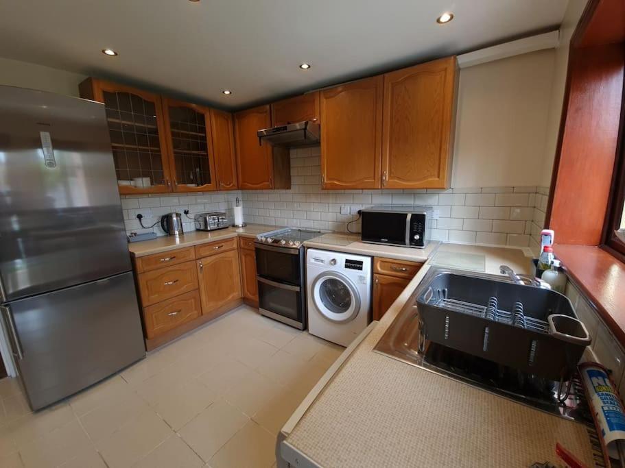 London Luxury 6 Bedroom Family House Sleeps 12 People Parking For 4 Cars Close To Tube. Chigwell Exterior photo