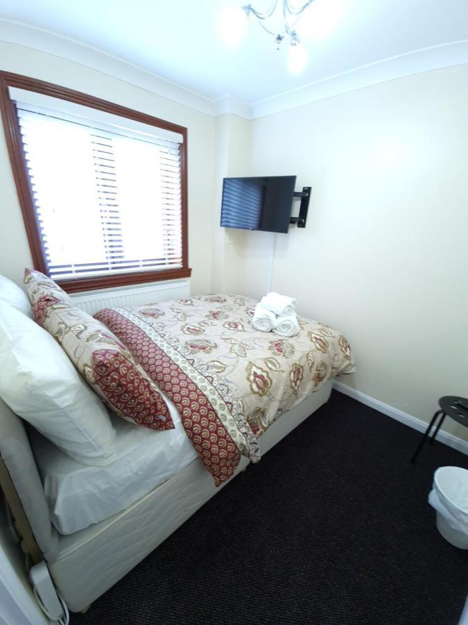 London Luxury 6 Bedroom Family House Sleeps 12 People Parking For 4 Cars Close To Tube. Chigwell Exterior photo