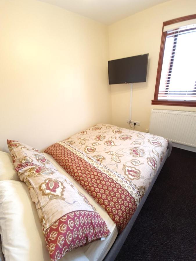 London Luxury 6 Bedroom Family House Sleeps 12 People Parking For 4 Cars Close To Tube. Chigwell Exterior photo