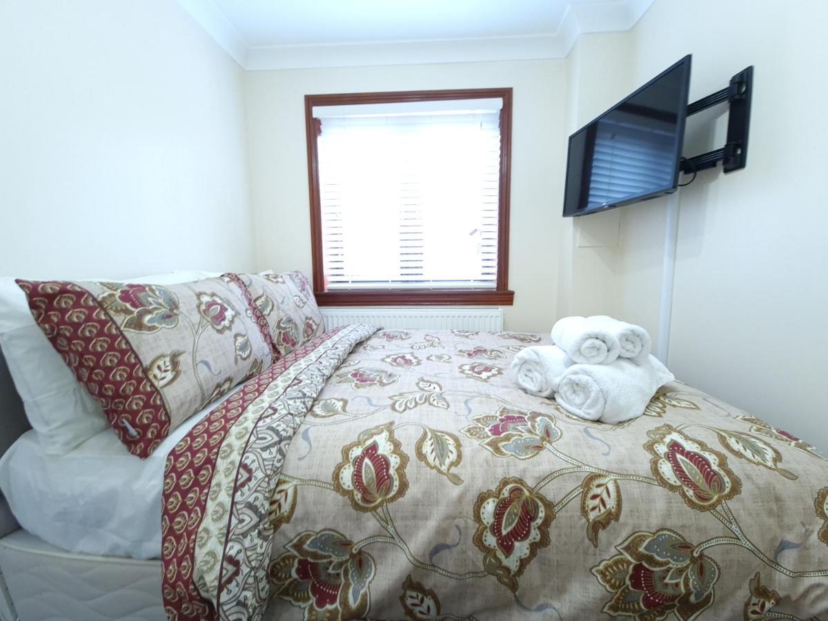 London Luxury 6 Bedroom Family House Sleeps 12 People Parking For 4 Cars Close To Tube. Chigwell Exterior photo