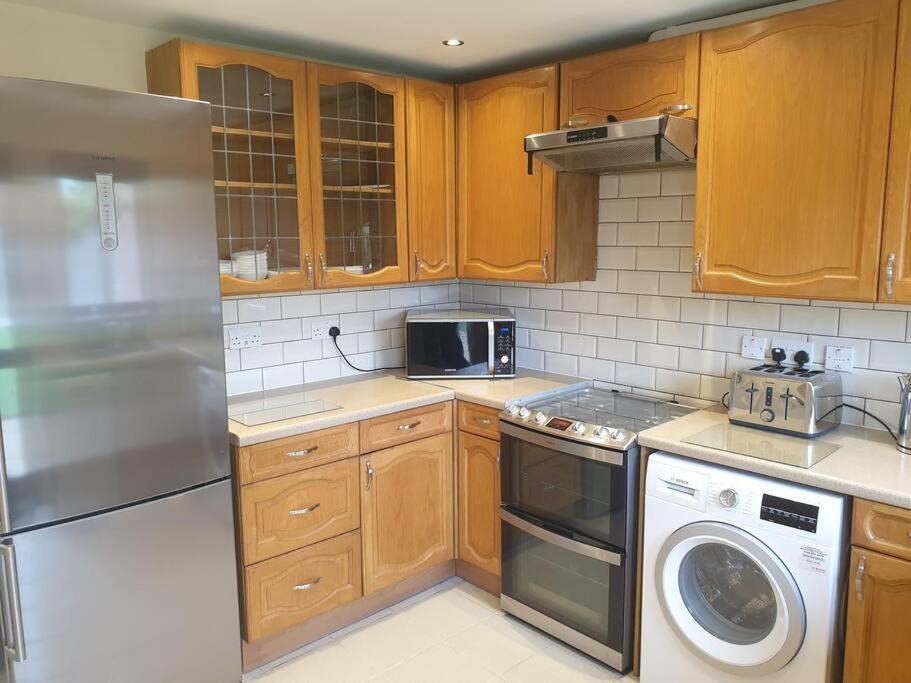 London Luxury 6 Bedroom Family House Sleeps 12 People Parking For 4 Cars Close To Tube. Chigwell Exterior photo