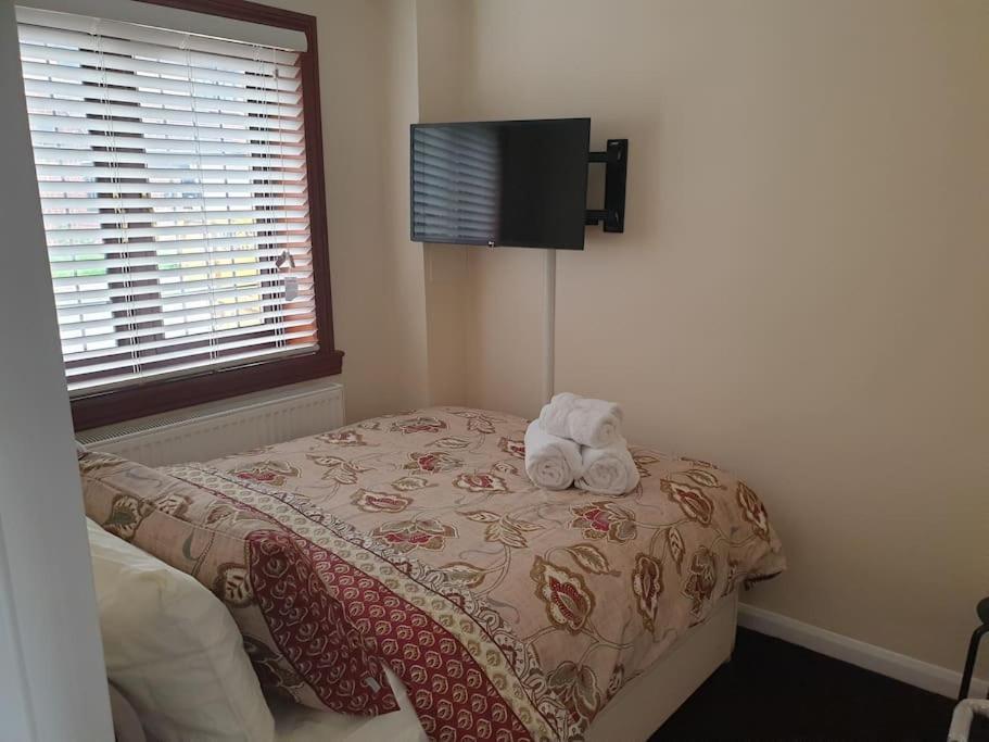 London Luxury 6 Bedroom Family House Sleeps 12 People Parking For 4 Cars Close To Tube. Chigwell Exterior photo