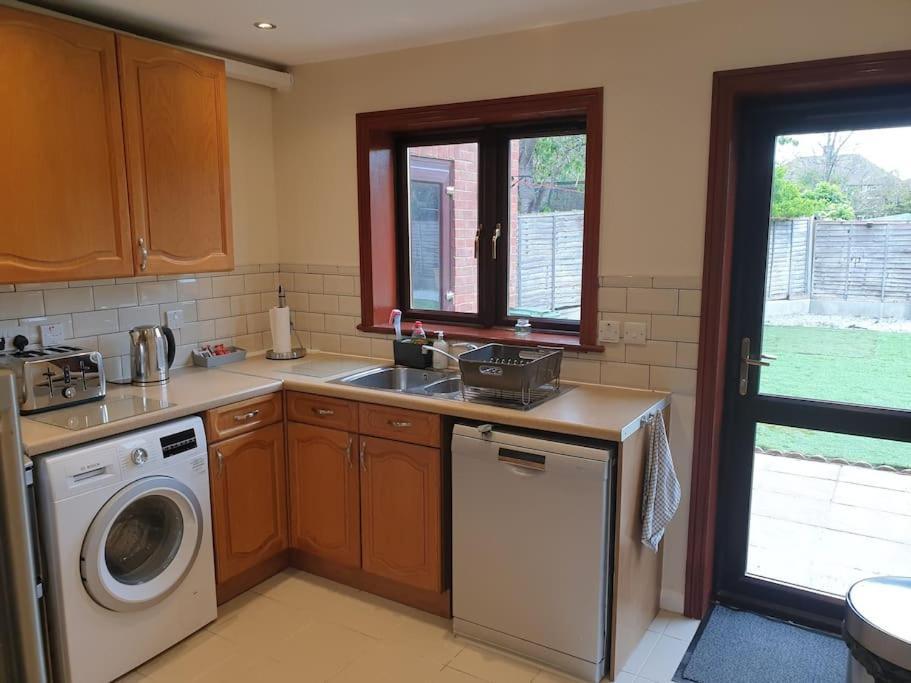 London Luxury 6 Bedroom Family House Sleeps 12 People Parking For 4 Cars Close To Tube. Chigwell Exterior photo