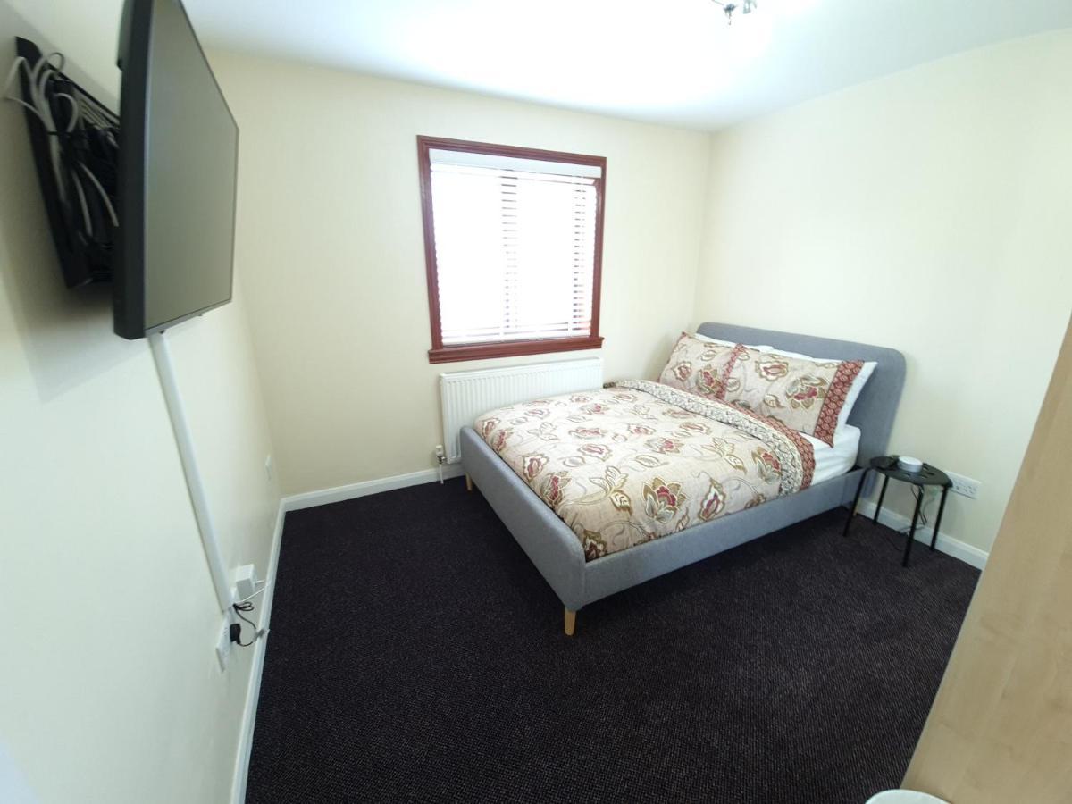 London Luxury 6 Bedroom Family House Sleeps 12 People Parking For 4 Cars Close To Tube. Chigwell Exterior photo