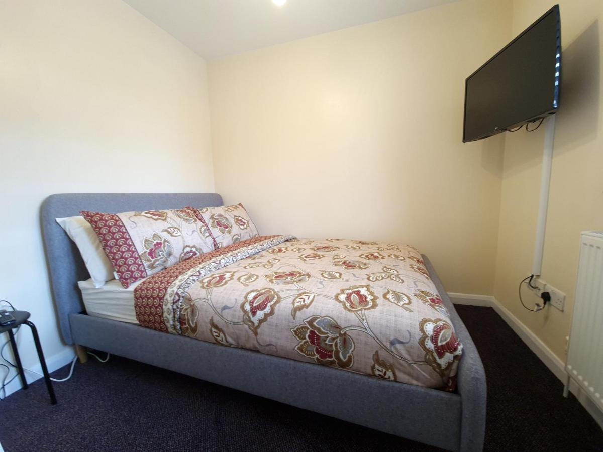 London Luxury 6 Bedroom Family House Sleeps 12 People Parking For 4 Cars Close To Tube. Chigwell Exterior photo